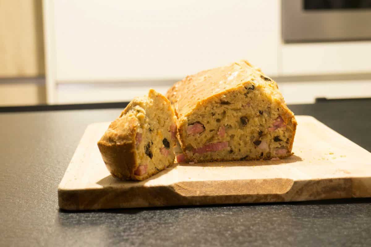 Cake aux olives, aux lardons et au fromage tronche de cake